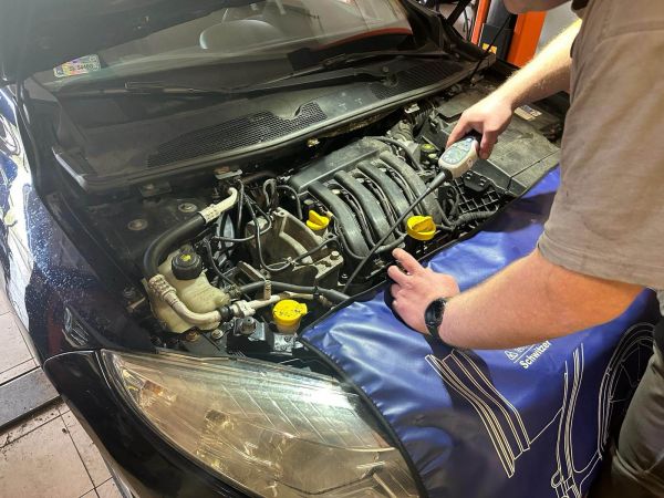 Mechanik z Rudy Śląskiej podczas naprawy klimatyzacji w samochodzie