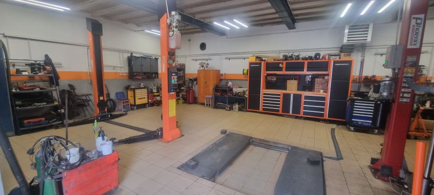 Wnętrze warsztatu samochodowego Da-Cars w Rudzie Śląskiej